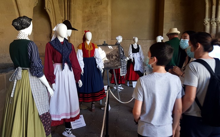 Euskal jantziz bete du Baionako katedralaren klaustroa Maritzulik