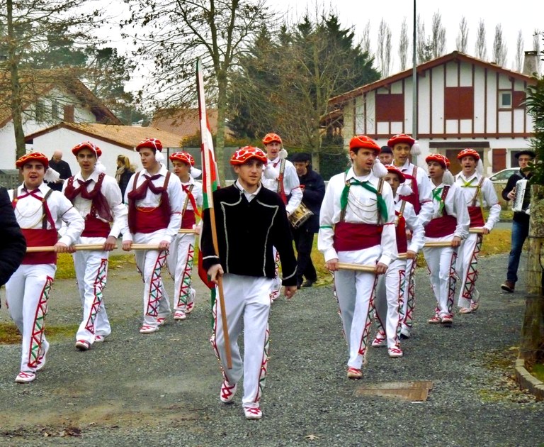 Marmutx: kaskarotak, John Churchill eta mendira igo zen hartza