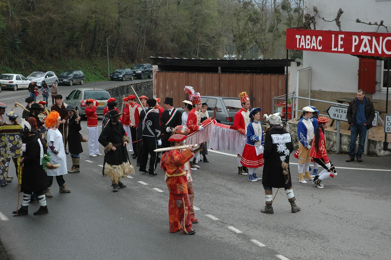 Maskarada ala maskaradak?