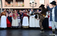 Mendi Alde dantza taldearen omenezko eskultura inauguratu da Kabiezes-en Mendi Alde dantza taldearen omenezko eskultura inauguratu da Kabiezes-en