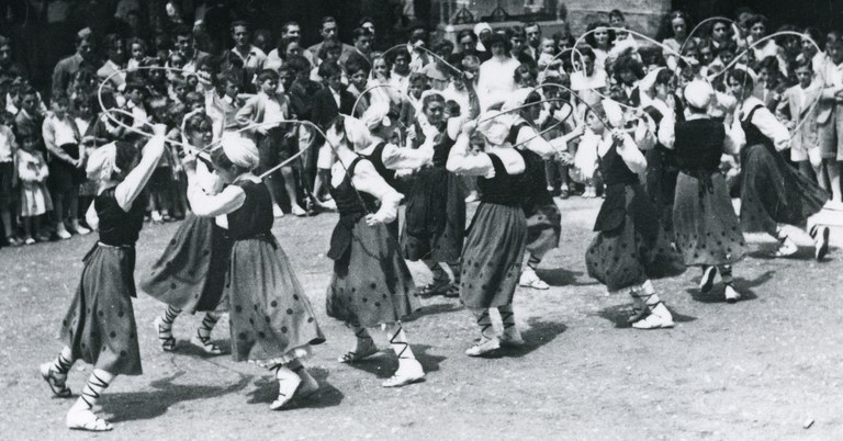 Mintegia: Emakumeak euskal dantzetan Mintegia: Emakumeak euskal dantzetan