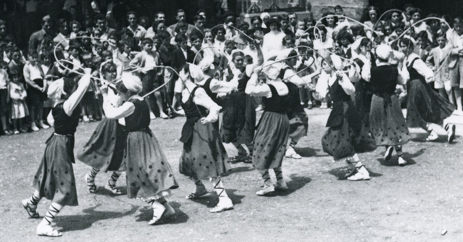 Mintegia: Emakumeak euskal dantzetan