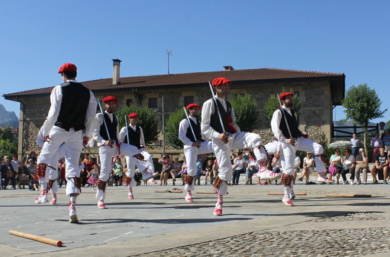 Dantza tradizionaleko monitore-ikastaroa antolatu du Bizkaiko Dantzarien Biltzarrak