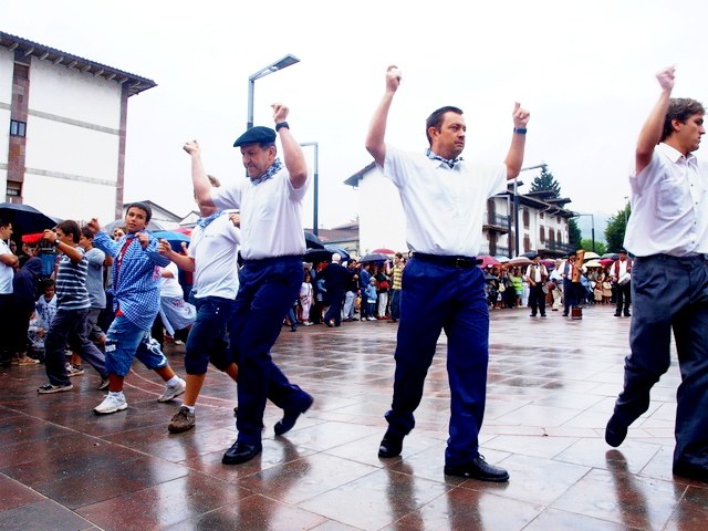 Mutil-dantzetan emakumeak parte hartzeri buruzko eztabaida