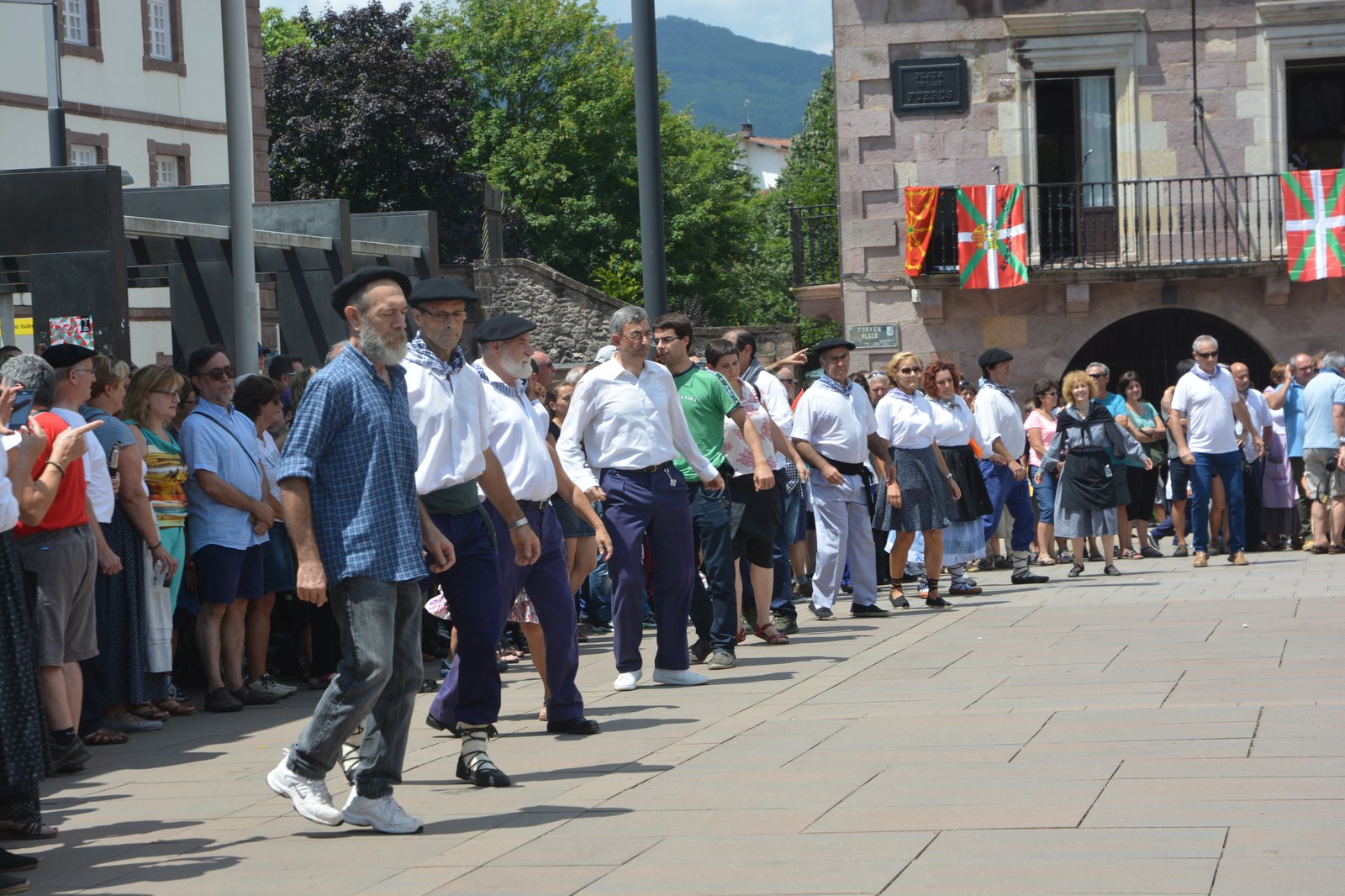 Generoa, tradizioa eta aldaketa Baztango mutil-dantzetan