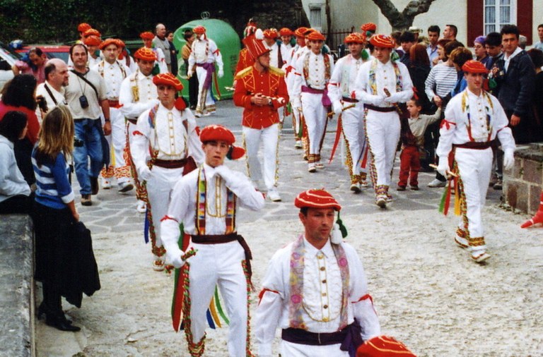 Nafarroa Behereko eta Luzaideko dantzak Dantzan Ikasiren ikastaroetan