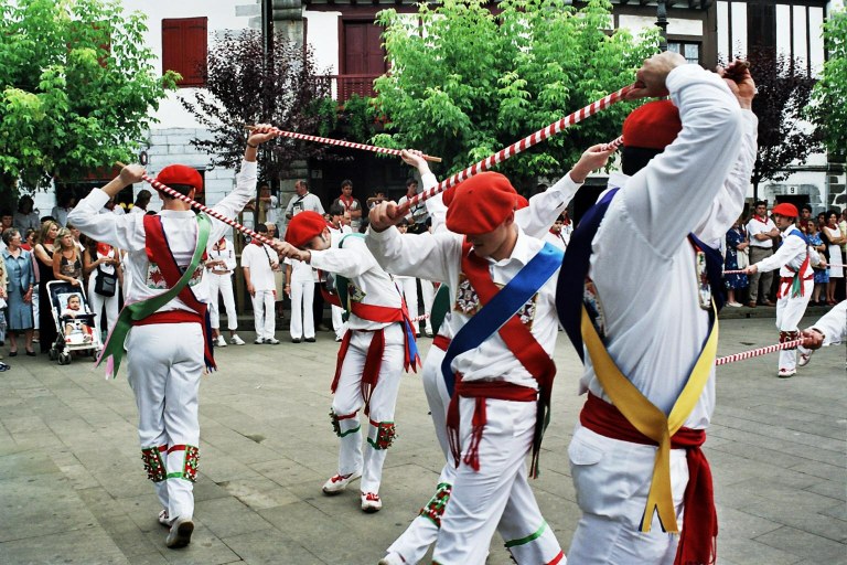Nafarroako dantza jantzien erakusketa Fustiñanan Nafarroako dantza jantzien erakusketa Fustiñanan