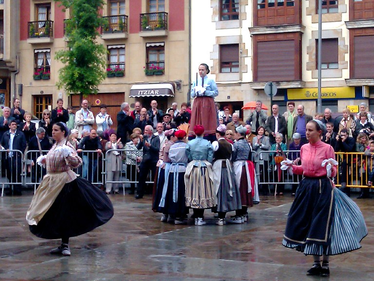 Neskek dantzatu dute Legazpiko ezpata-dantza Santikutz egunean Neskek dantzatu dute Legazpiko ezpata-dantza Santikutz egunean