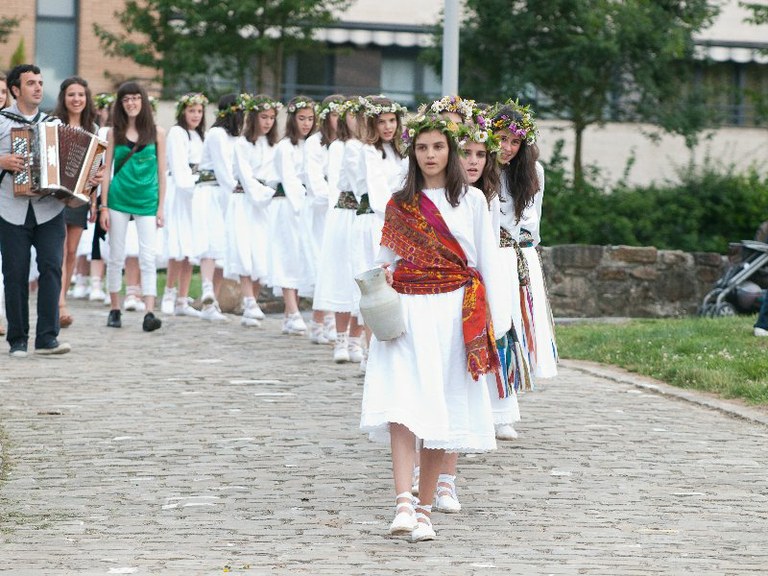 Beasaingo neskatxen esku-dantza Dantzagunearen sortutakoak tradizionala deialdian