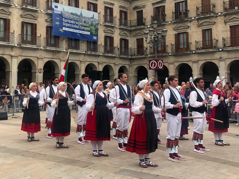 Aurrera doa Oinkari euskal dantzari talde amerikarraren bira Euskal Herrian
