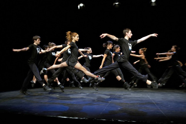 Olatu talka dantzaz beteta dator