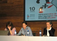 Olatz de Andres: "ADDEren helburua beste elkarte profesionalekin sarean lan egitea da, indarrak batu eta elkarrekin bultza egiteko" Olatz de Andres: "ADDEren helburua beste elkarte profesionalekin sarean lan egitea da, indarrak batu eta elkarrekin bultza egiteko"