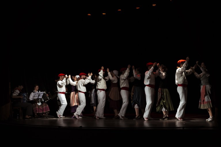 Ortzadar Argentinan: "Harrigarria da nola mantentzen dituzten dantza taldeak"