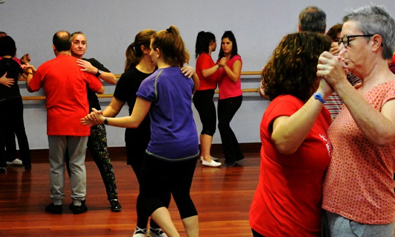 Plazako dantza aberasten: ingurutxoak eta kontra-dantzak Plazako dantza aberasten: ingurutxoak eta kontra-dantzak