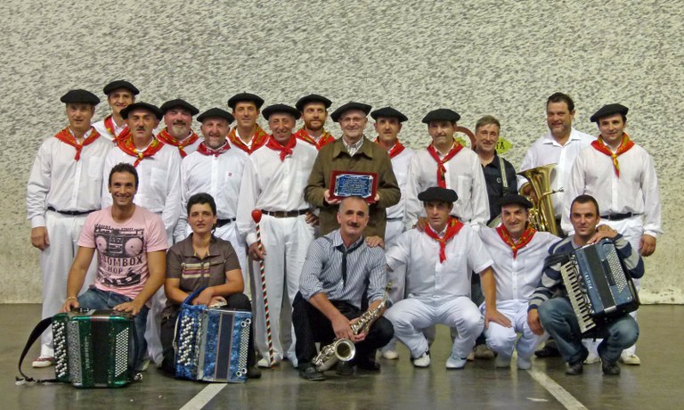 Sagasetari Luzaiden egindako omenaldiaren argazkiak jaso ditu Irisarrik