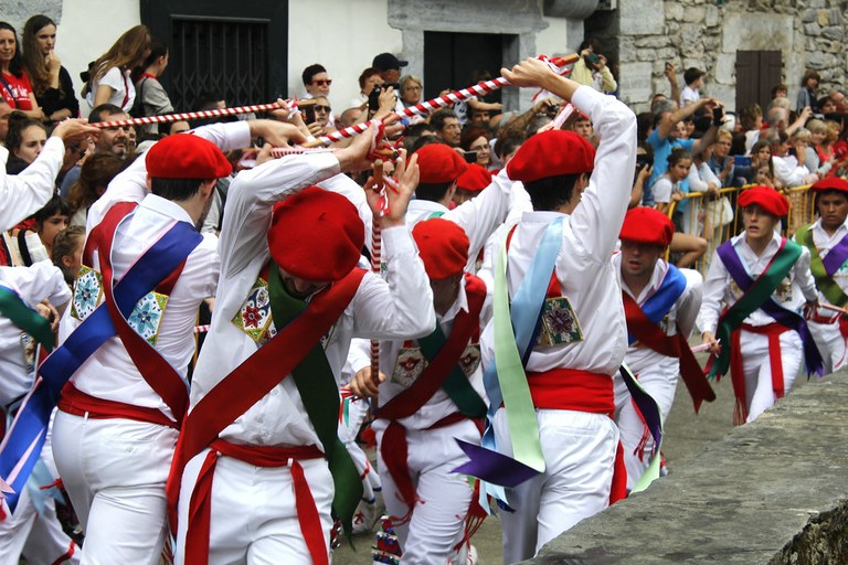 Sanferminak 2025 dantzan Lesakan eta Iruñean