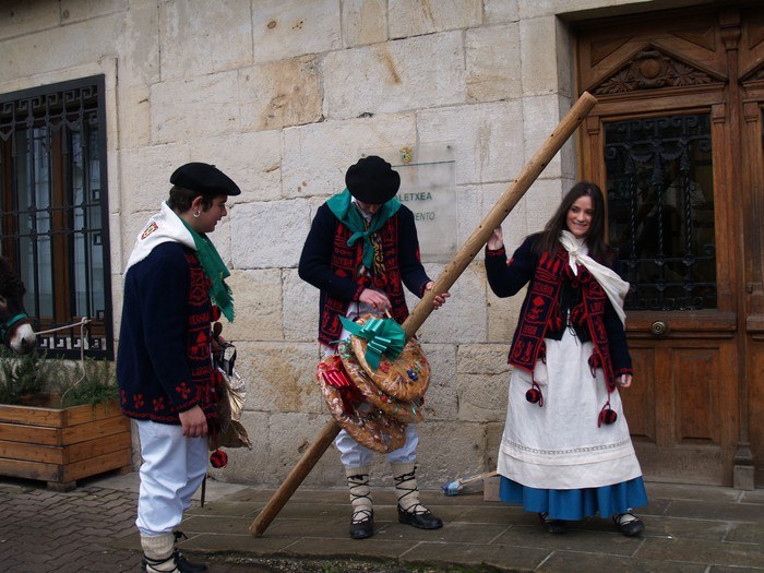 Santa Ageda dantzan ospatu dute Urdiain eta Altsasuko kintoek