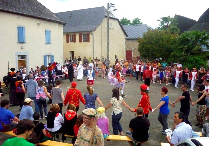 Santutxuko maskaradak Zalgizen eskaini dira