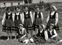 Seccion Femenina, jantzi eta dantza sorkuntza ideologiaren zerbitzura Seccion Femenina, jantzi eta dantza sorkuntza ideologiaren zerbitzura