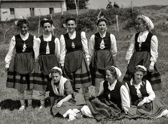 Seccion Femenina, jantzi eta dantza sorkuntza ideologiaren zerbitzura