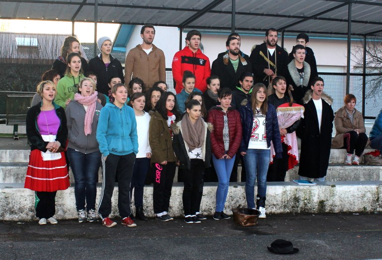 Dena prest dute Sohüta-Hokiko gazteek igandean maskaraden sasoiari ekiteko Dena prest dute Sohüta-Hokiko gazteek igandean maskaraden sasoiari ekiteko