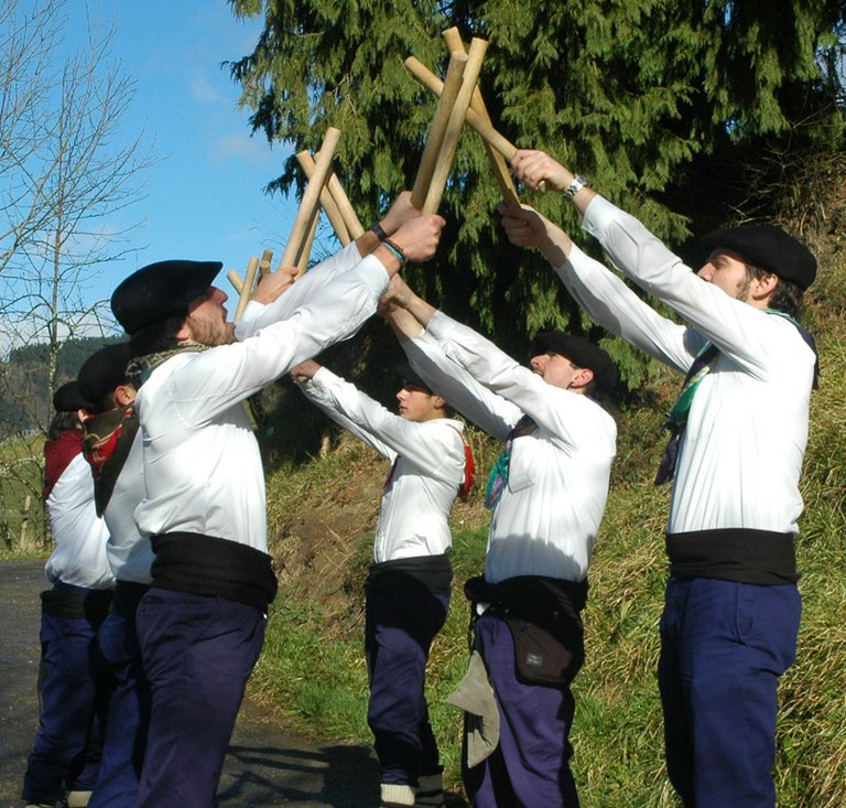 Baserriz baserri talai-dantzarien atzetik