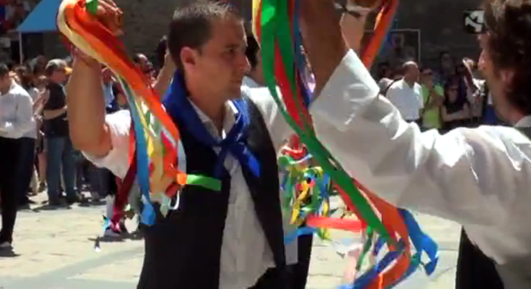 Ezpata-dantza baten arrakasta doinuan dago? Riegoren ereserkia ala Benas-eko dantza?