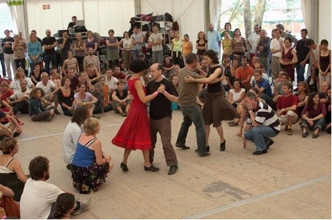 Dantza tradizionalen taller jaialdi handi bat Madrilen