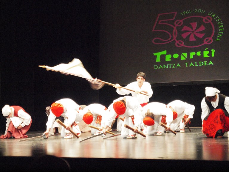 Tronperri dantza taldearen ekitaldia Zuberoan 