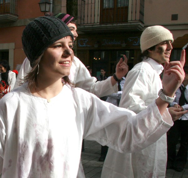 Kontrako bidetik dator txino-dantza Aretxabaletan
