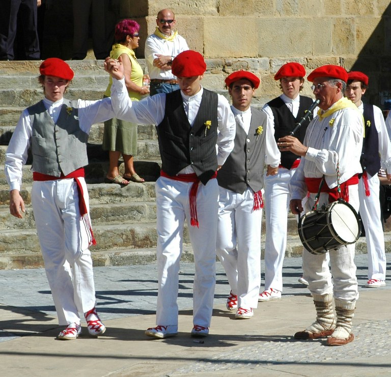 Euskal Herriko Txistularien elkarteari omenaldia
