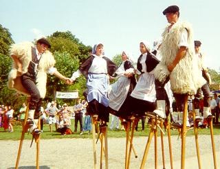 Udaberria dantzan Donibane Lohizunen Udaberria dantzan Donibane Lohizunen