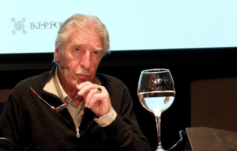 Juan Antonio Urbeltzek hitzaldia emango du Iruñeko "Eskuz esku" zikloan