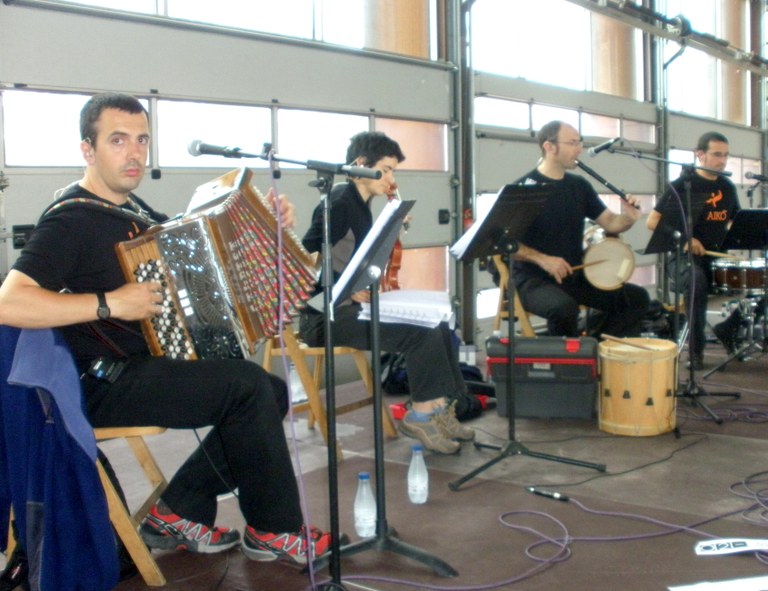 Urraska, dantza-jauzien diskako doinuak sarean jarri ditu Aiko taldeak