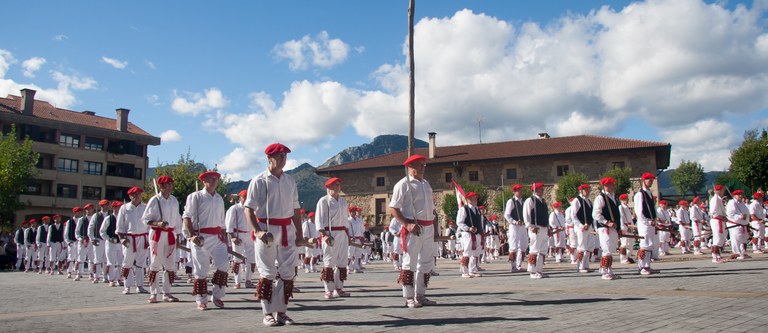 150 dantzari baino gehiago irtengo dira dantzara larunbatean Iurretan