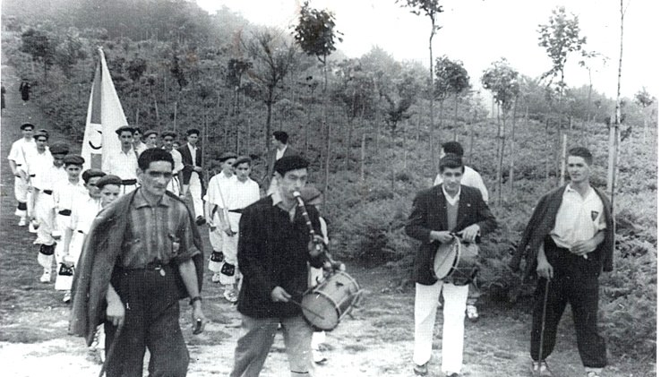 Zaldibarko txistularien eta dantzarien historia liburu batean Zaldibarko txistularien eta dantzarien historia liburu batean