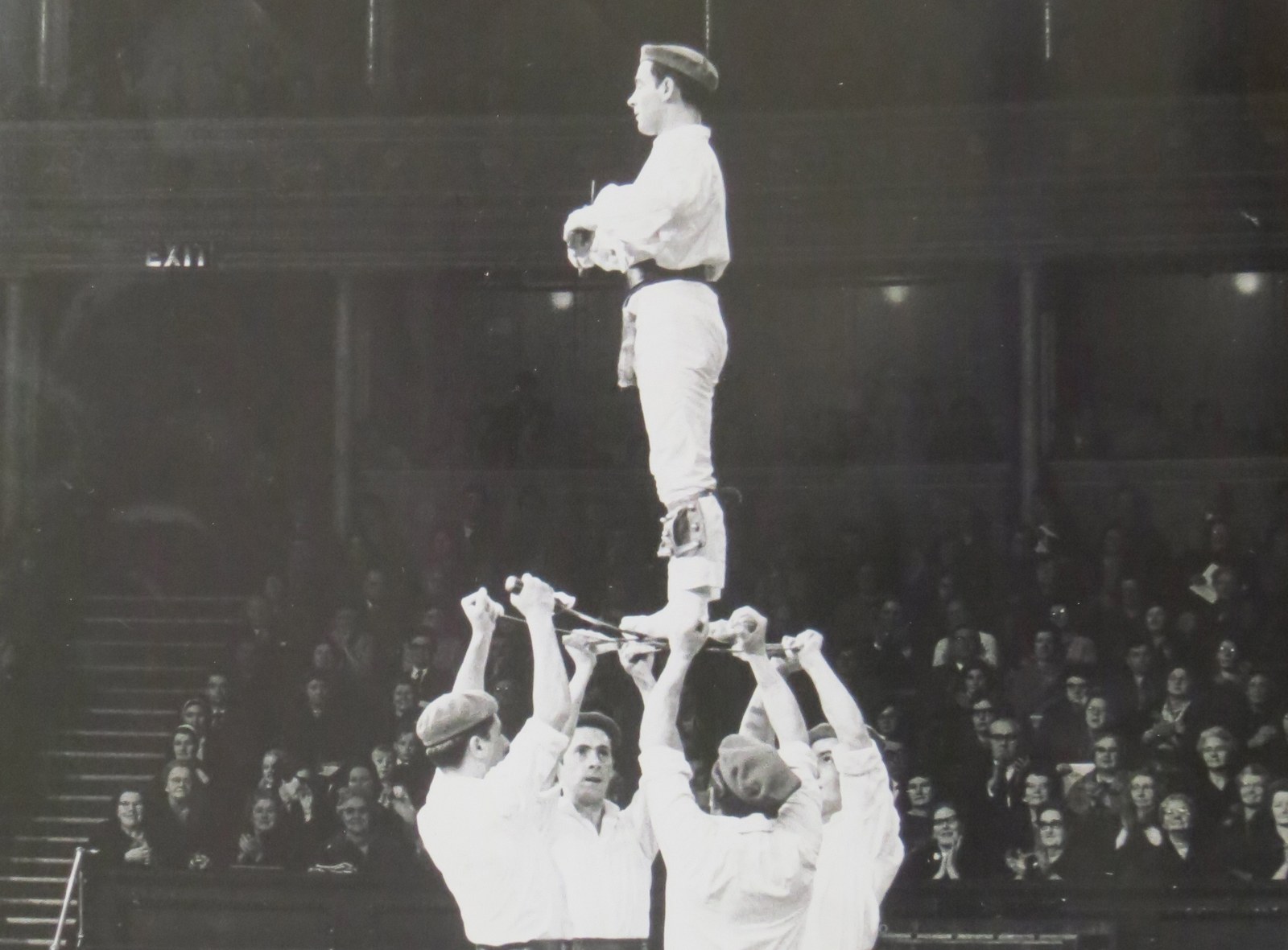 Zein euskal dantza taldek dantzatu zuen Albert Hall-en 1967an?