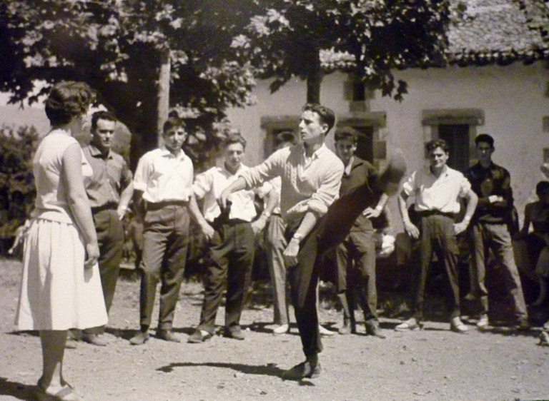 Zeraingo dantza-soka: beste behin ere herritar sentitu naiz Zeraingo dantza-soka: beste behin ere herritar sentitu naiz