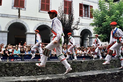 Lesaka San Fermin ezpata-dantza 2003 Lesaka San Fermin ezpata-dantza 2003