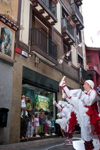 Elgoibar Errosarioko Amaren ezpata-dantza 2010 IZ 3766