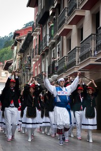 Elgoibar Errosarioko Amaren ezpata-dantza 2010 IZ 3687