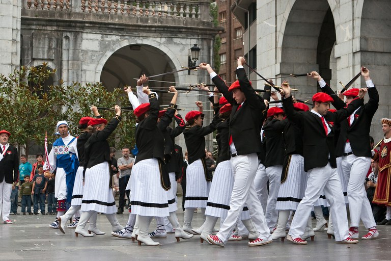 Elgoibar Errosarioko Amaren ezpata-dantza 2010 IZ 3790