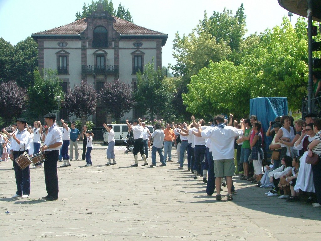 Elizondo - Baztandaren biltzarra 2006 mutil-dantzak 351