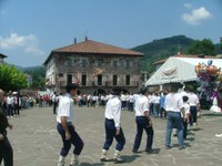 Elizondo - Baztandaren biltzarra 2006 mutil-dantzak 369