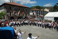 Elizondo - Baztandaren biltzarra 2006 mutil-dantzak 018