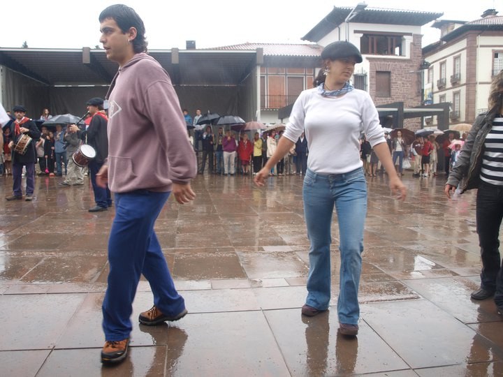 2011-07-25_Elizondo-Santiago-mutil-dantzak_Pello-SanMIllan_019