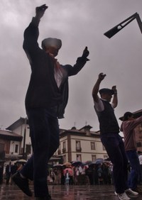 2011-07-25_Elizondo-Santiago-mutil-dantzak_Pello-SanMIllan_022