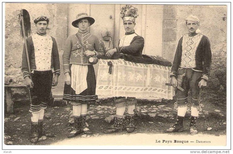 Zuberoa: Maskaradak Argazki honetan txerreroa, gatuzaina, zamaltzaina eta kantiniersa ikusi daitezke. XX. mendean maskaradetan ateratako argazkia.