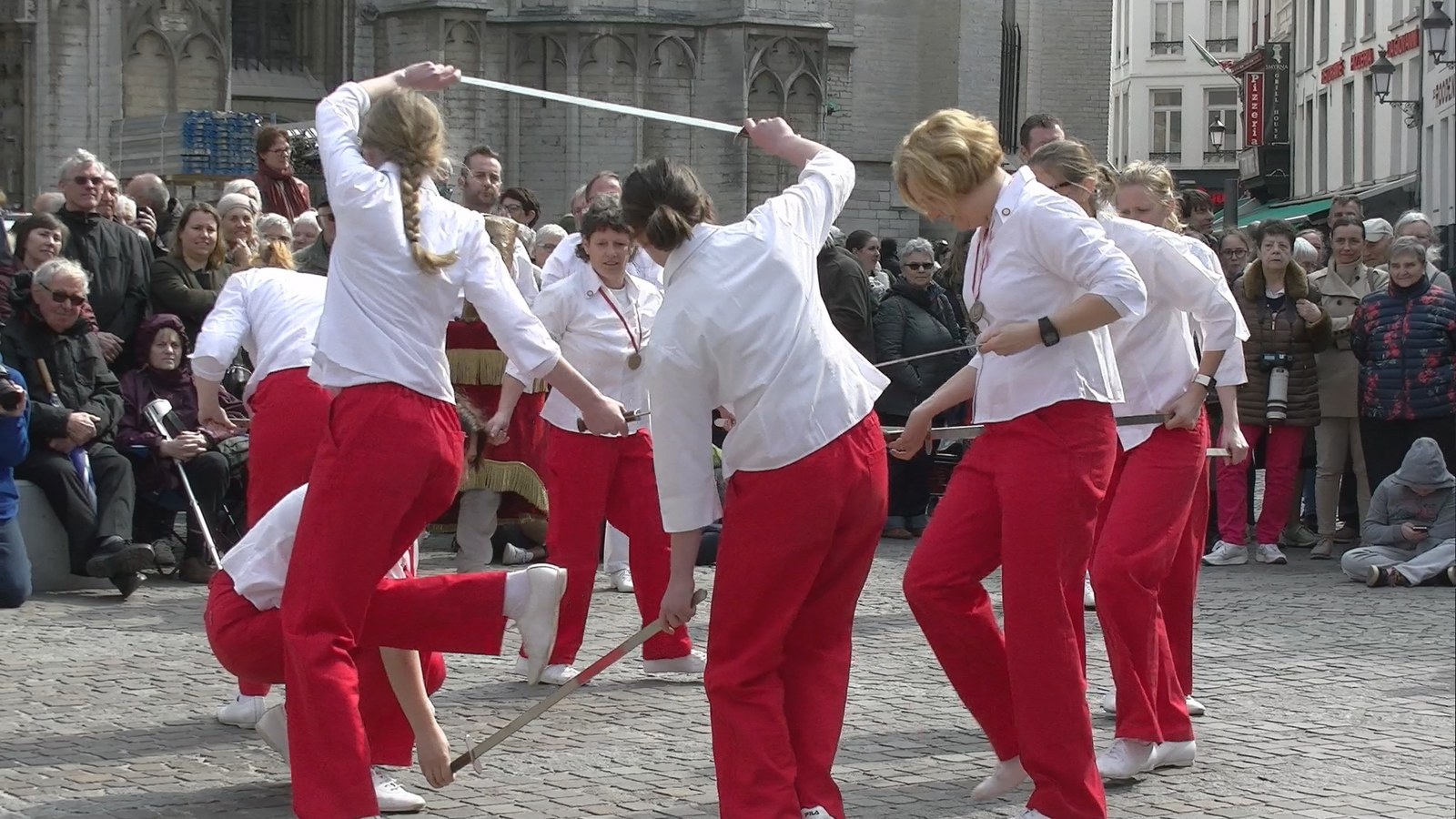 Anberes: Lange Wapper 2019 emakumeen ezpata-dantza