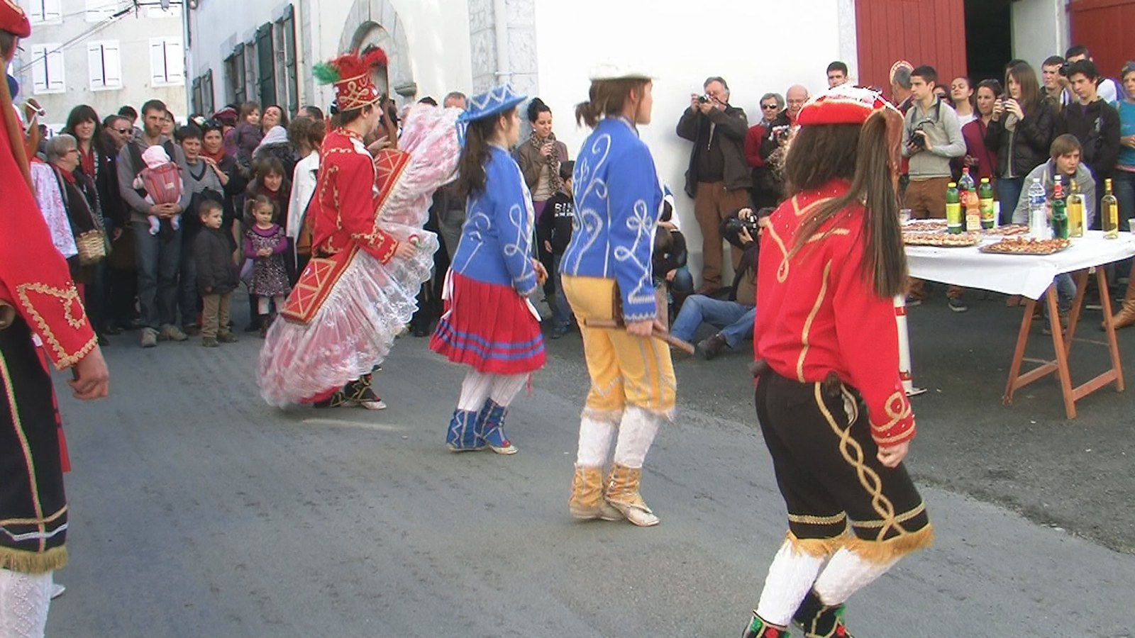 Atharratze: Maskaradak 2013 Barrikadak eta Aitzina Pika